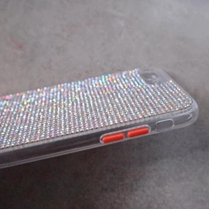iPhone skal - Supersnyggt iphoneskal med rhinestones på! Bilderna gör det inte rättvisa, glittrar så fint irl. Finns i flera storlekar så skriv för att se om din storlek finns kvar!💕