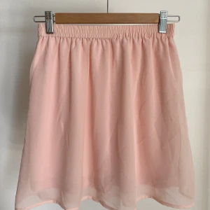 Somrig kjol från Even&Odd - Härlig kjol som var en favorit förra sommaren. Använd 10-15 ggr och är i väldigt bra skick.