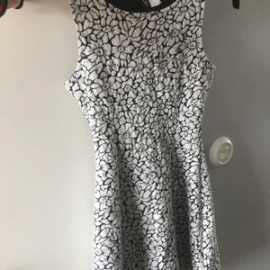 Söt klänning från hm - Söt klänning med blommor från hm. Köpt den second hand men den ser ny ut. Använt fåtal gånger. Säljer pga att den är för liten.