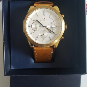 Tommy hillfiger helt ny herr klocka - Otroligt stilig klockan har 2 års garanti och köptes för 2500kr 2 dagar sen 900kr snabb affär om ingen budar över puss puss slla love u 👸💎🙀🌹