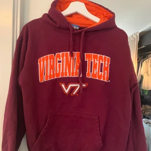 Hoodie - Vinröd hoodie från beyond retro