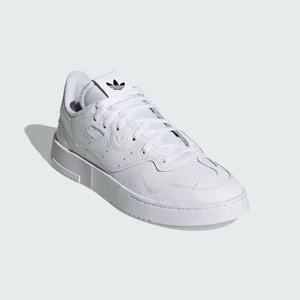 Adidas vita sneakers - Vita supersnygga sneakers från adidas. Kommer tyvärr inte till användning, endast använt 3-4 ggr. Storlek 39 1/2 men passar mig som är 39. Väldigt sköna! Kommer rengöra dem innan jag skickar. Startar budgivning om fler är intresserade