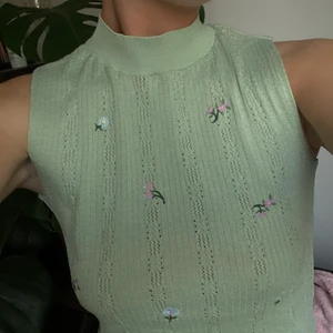 Broderad topp - INTRESSEKOLL på ett av mina favorit-sommarlinnen!!! Från Zaras vårkollektion förra året, har knappt använt då jag har haft svårt att matcha! Obs liten i stl💌 köpare står för frakt
