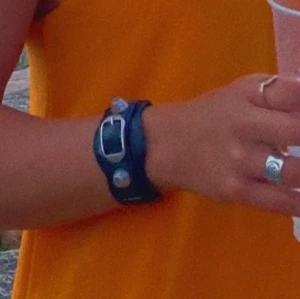 SÖKER - söker detta balenciaga armband, färg kvittar, SÖKER också valentino rockstud armband!