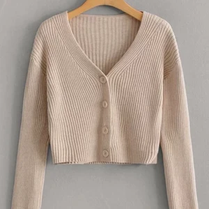 Stickad tröja - En helt ny stickad tröja från shein. Aldrig använd. Den är i storleken onesize men passar mig som har stl xs.