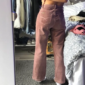 Rosa manchesterbyxor  - Jättefina manchesterbyxor köpta på second hand men är i ett mycket fint skick.