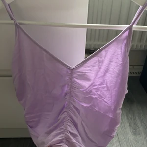 ljuslila linne - endast testad! jätte skönt material och är även justerbar i banden :)