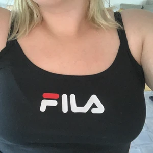 Filaklänning  - Snygg figursydd filaklänning! Stort märke över bröstet och ett litet på ryggen. En rosa och vit rand längs med sidorna. Skulle säga att den är något stor i storleken!!