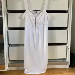 Superfin vit klänning från h&m som inte kommer till användning. Står storlek 40 men passar 36-40 beroende på hur man vill att den ska sitta. Sista bilden är detaljer längst ner på sidorna av klänningen. Pris + 62kr frakt 🦋