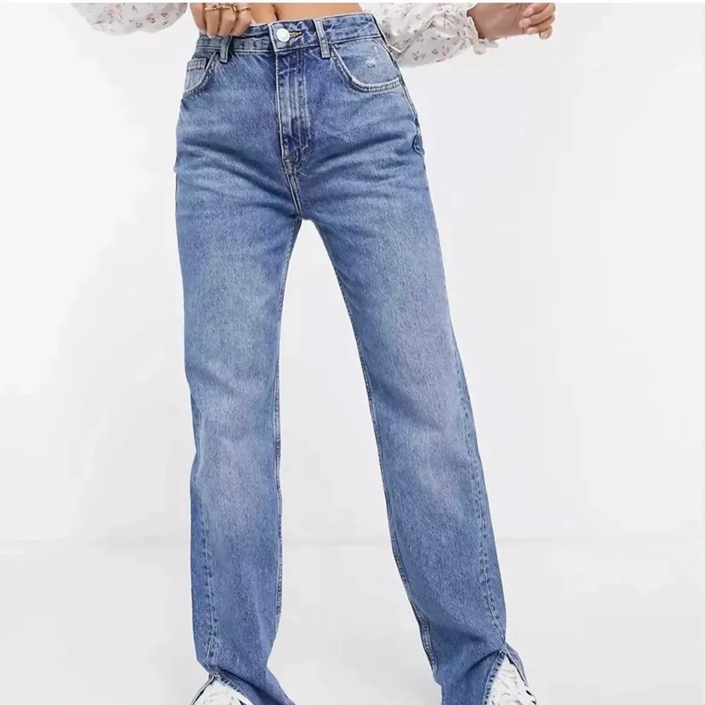 Jättefina blåa jeans från pull&bear. Köptes här på Plick i nyskick och jag säljer då dom inte passade mej. Buda privat🤍. Jeans & Byxor.