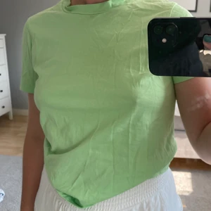 Grön topp💓 - Jätte fin grön tröja ifrån other stories. Säljer då ja själv inte tycker ja passar i färgen💓💓💓 nästan aldrig använd så nästan som ny💕💕