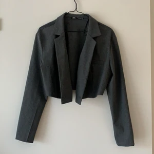 Croppad kavaj - Skitsnygg croppad kavaj från Zara! använd en gång så i nyskick, Kan mötas upp i Gävle eller skickas mot frakt😊