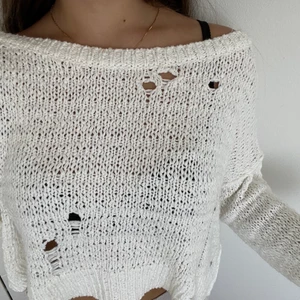 Tröja  - Tröjan är otroligt skön men passar inte längre resten av min garderob. Tröjan har endast använts ett fåtal gånger och är i väldigt bra skick. Storleken är M men skulle nog säga att den här passar S också.🤍