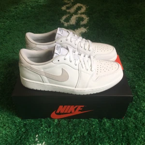 Air jordan 1 low neutral grey (2021) - Size US 9,5 = EU 43. Brand new with tags. All og + receipt. 2000 sek / 200 €. Buyer pays the shipping cost. For more information please go visit @xhibitshop on instagram.