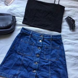 Jeanskjol  - Jeanskjol som används ett par gånger med knappar som går att knäppa upp. Superfint skick och fickor framtill. Storleken är 36 och motstvarar ungefär en S.