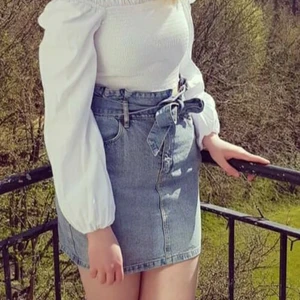 Jeans kjol - Säljer denna jeans kjolen men tillhörande knyt band. Den är är jätte fin på sommaren 