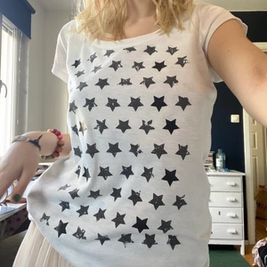 tshirt med stjärnor  - Riktigt najs tshirt med skönt material🌟