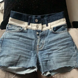 Snygga jeans shorts med detalj! - Säljer dessa as coola jeans shorts💗 Storlek XS