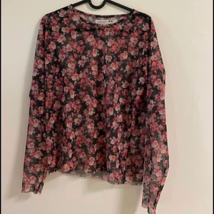 två snygga toppar - två blommiga toppar båda i storlek L. topp 1 är från junkyard och lite genomskinlig medan topp 2 är från bikbok och croppad. Båda två för 60 kr eller 40 kr styck. 