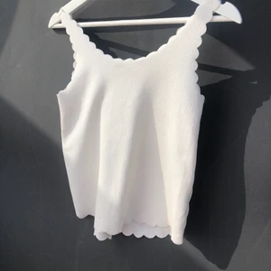 Topp - En vit superfin topp som jag nu valt att sälja🤩🙌🏽💞