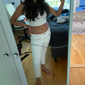 Stockholm - Superfina vita lowrise jeans från Kappahl😍 använts ett fåtal gånger😊 Ordinare pris: 300kr Nytt pris: 175kr. Fraktfritt, vi mötts upp och betalning via Swish❤️‍🔥💕