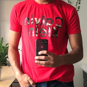 Röd Calvin Klein Tröja  - Super bekväm tröja, perfekt till sommaren eftersom materialet är lite tunnare än vanilga tshirts. Verkligen sommrig och bekväm⭐️☀️