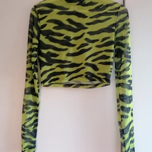 Svincool meshtopp - Älskar denna topp men använder den alldeles för lite och tycker den förtjänar mer kärlek! Fint skick, är jättesnygg med en bh/ett linne under då den är transparant. Frakt tillkommer!