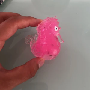 Orbeezstressboll - Den ser ut som en sjöhäst och är rosa. Den är jätteskön och är en bra orbeez stressboll. Den är i bra skicka och är bra under stress. Frakten är 15 kr. ❤️❤️❤️😊😊😊
