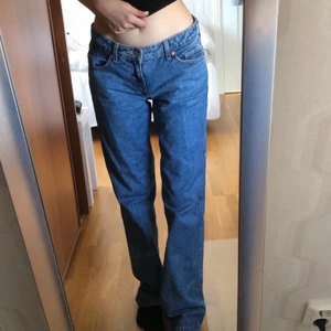 Low waisted jeans - Lågmidjade jeans från weekday som inte kommer till användning. Använt en gång innan. Köpt för 550kr med frakt från weekday. Storleken är 26/32, passar som S