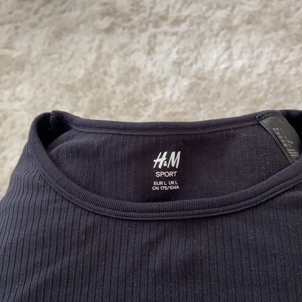 Tränings tröja från HM i storlek L men sitter som en M. Endast använd en gång! . Hoodies.