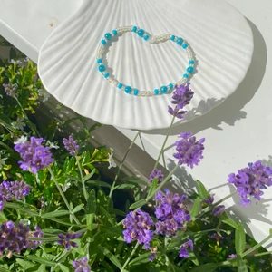 Armband - Jag och min syster gör egna armband, halsband och smycken tillsammans💙💙 här hittar ni exempel men om ni har önskemål så är det bara att höra av sig🤍🤍🤍🤍 armbanden kostar runt 30-50kr💜