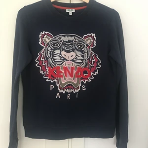 Kenzo sweatshirt stl S i nyskick - Kenzo tröja i nyskick. Mörk blå med tigern. Använd några få ggr. Nypris 2200kr!