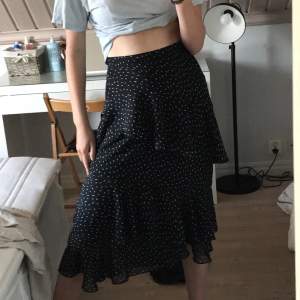 Ankellång kjol från missguided med prickigt mönster och är i storlek 38, men funkar på en 36:a med🥰