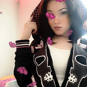 Cyber y2k munkjacka  - Säljer en munkjacka i cyber y2k stil! Mjukt fleecetyg som innerfoder och i nytt skick. Köpare står för frakten eller så möts vi i Östersund 🖤💗🖤💗 buda från 150 kr