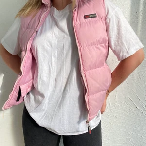 Varm väst!  - Väst från north bridge, väl använd! Lite smutsrosa i färgen, dm för fler bilder! Har inne ficka, även två yttre med dragkedja!✨ pris kan diskuteras, möts upp i Sthlm 