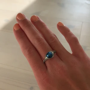 Hand gjorda ringar - Tar in beställningar på handgjorda ringar. Finns i både guld och silver, stor och liten pärla och olika färger på pärlorna. Just nu finns färgerna: liten-vit/genomskinlig liten- grön, liten - ljusblå, stor- grön, stor- silver/grå och stor- mörkblå (den på bilden) kontakta vid intresse eller frågor. Jag skickar gärna bild på pärlorna ifall du undrar hur de ser ut. Frakt = 10 kr  