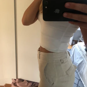 Linnebyxor 🌸🌸 - Säljer tragiskt nog mina älskade linnebyxor, pga att dem blivit för små för mig 🥺 Stl 34 som motsvarar en XS till en liten S. Sparsamt använda. Köpt för 600 kr säljer för 150. Skicka för mer bilder 🌸🌸