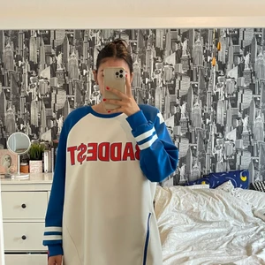 Oversized sweater i storlek M - Säljer denna oversized sweater från HM. Jag är 176 cm och har normalt storlek M men denna är som L-XL.