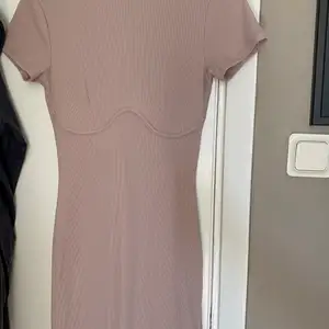 Säljer nu en rosa aktig klänning från ginatricot i storleken S, Den är otroligt stretchig! Knappt använd❤️