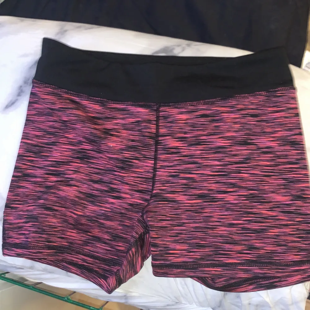 Ett par helt oanvända tränings kortbyxor från hm ord pris 250kr mitt pris 250kr. Shorts.