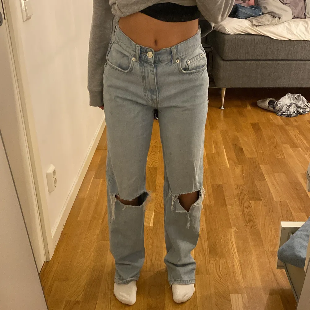 Säljer mina 90s high Waits jeans💕köpte dom för ett år sedan och har använts fåtal gånger pågrund av att dom är för långa och för stora för mig😘jätte bra skick. Jeans & Byxor.