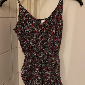Blommig jumpsuit - Blommig jumpsuit köpt på hm i storlek 34
