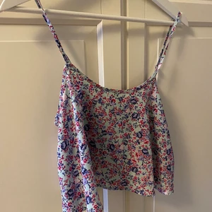 Blommig topp - En fin topp från HM, justerbara axelremmar