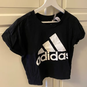 Adidas T-shirt - Adidas tröja, lite kortare, aldrig använd 