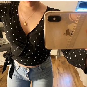 Hollister topp - Topp ifrån holister, går att öppna och knäpp upp för större urringning. Säljer för 65 + frakt 