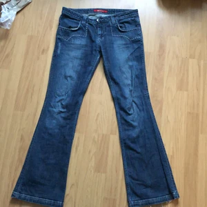 vintage lågmidjade jeans - dunder feta lågmidjade jeans i storlek w28 l32! kan skicka bild med dem på om så önskas. köparen står för frakt 💚