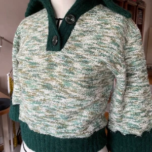 Stickad topp - Skitfin stickad tröja med korta armar och krage. Storlek small/M. Används för sällan så säljer vidare :) 