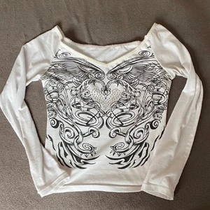 Långärmad tröja  - Jöttefin långärmad tröja med ett hjärta av stenar i mitten ( inga stenar saknas ) och en fin och speciell urringning❤️ lånad bild 