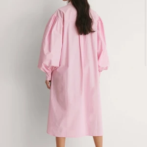 Oversized Skjortklänning  - En superfin oversized skjortklänning i en ljusrosa färg, aldrig använd och prislapp hänger kvar. Storlek 38. 