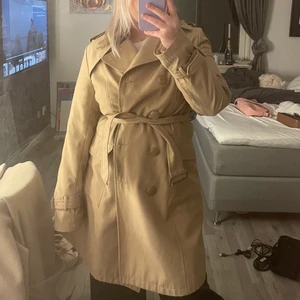 Klassisk beige kappa - Perfekt tidlös kappa! Köpt på humana. Pris kan diskuteras vid snabb deal 😊